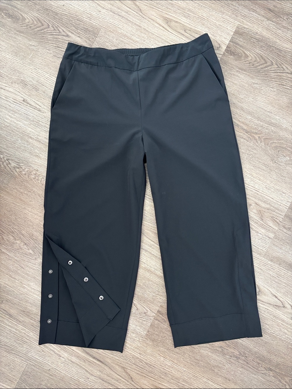 Chico’s Zenergy Lightweight Wide Leg Capri with Snap Button Hem in Black